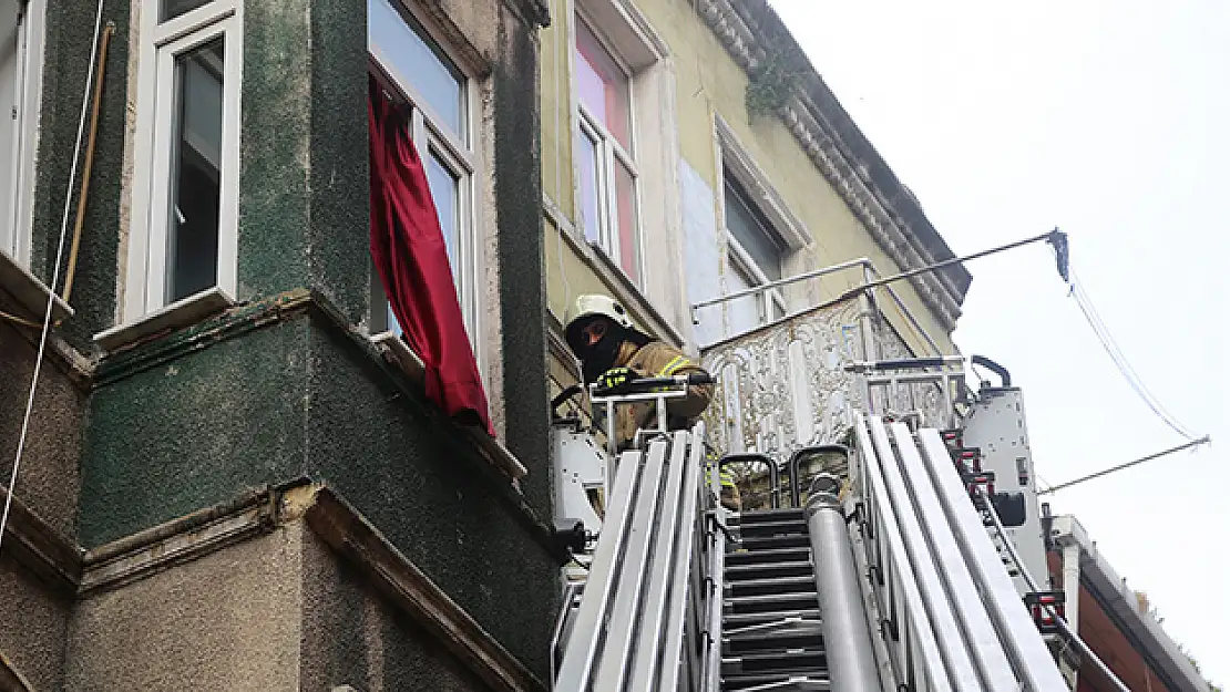 Beyoğlu'nda yangın korkuttu