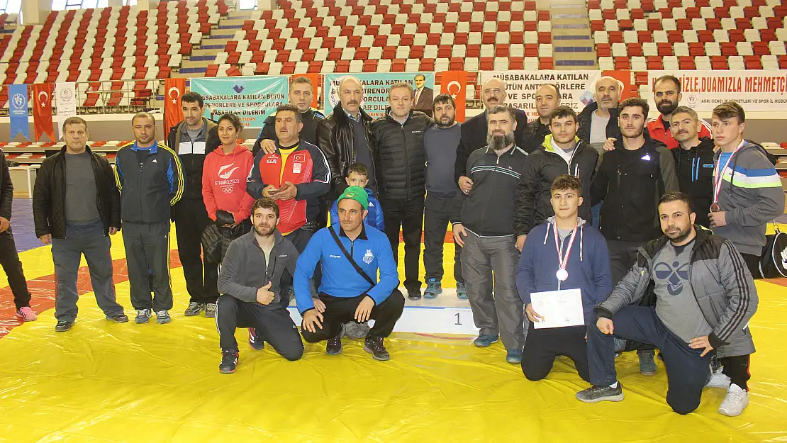 Ağrı'da Gençler Güreş müsabakaları sona erdi