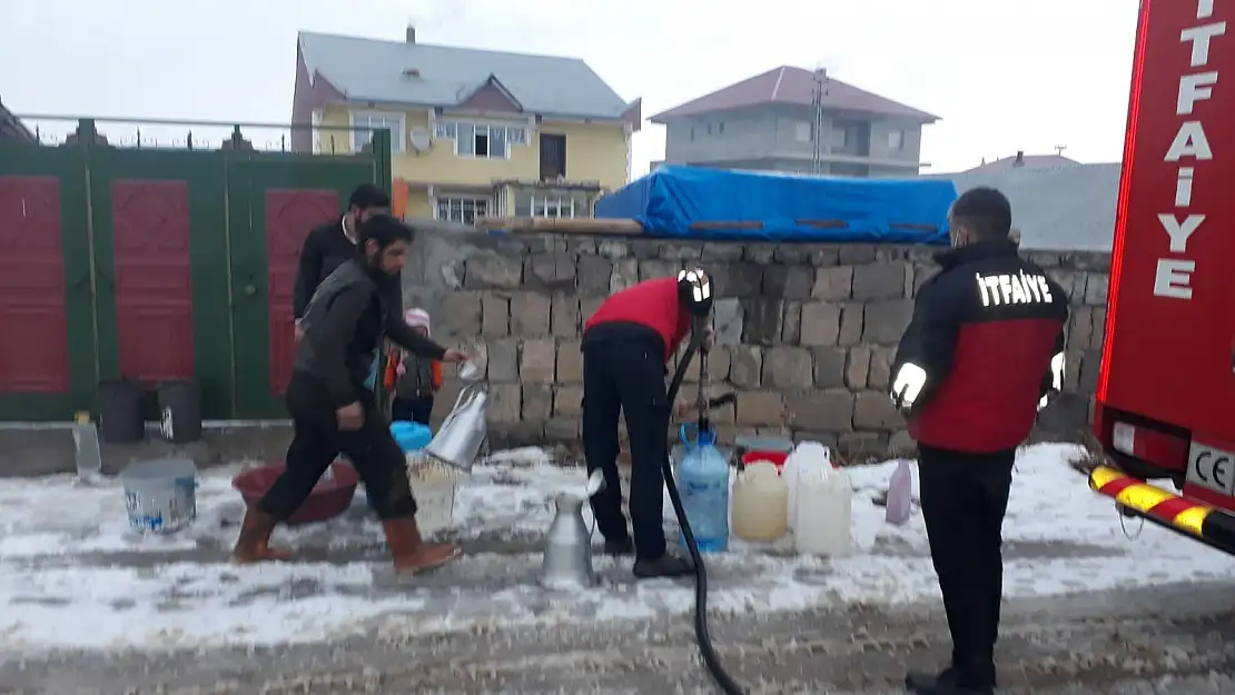 Ağrı'da itfaiye ekipleri suları donan vatandaşlara su taşıdı