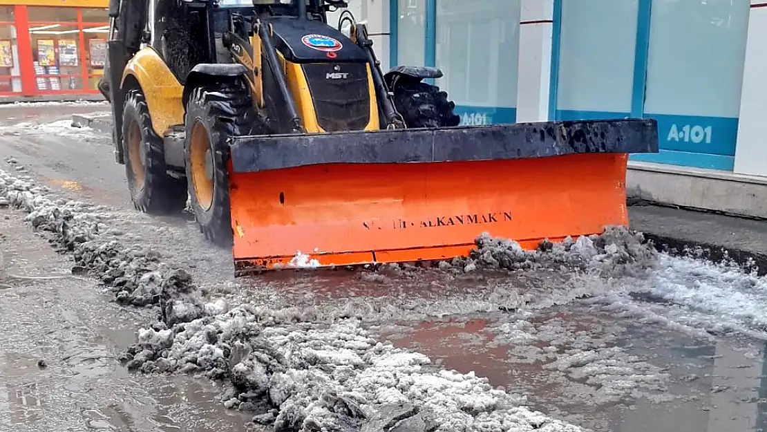 Ağrı Belediyesi kar temizleme çalışması gerçekleştirdi