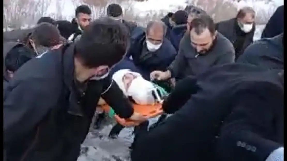 Ağrı'da şarampole yuvarlanan araçta bulunan iki kişi yaralandı