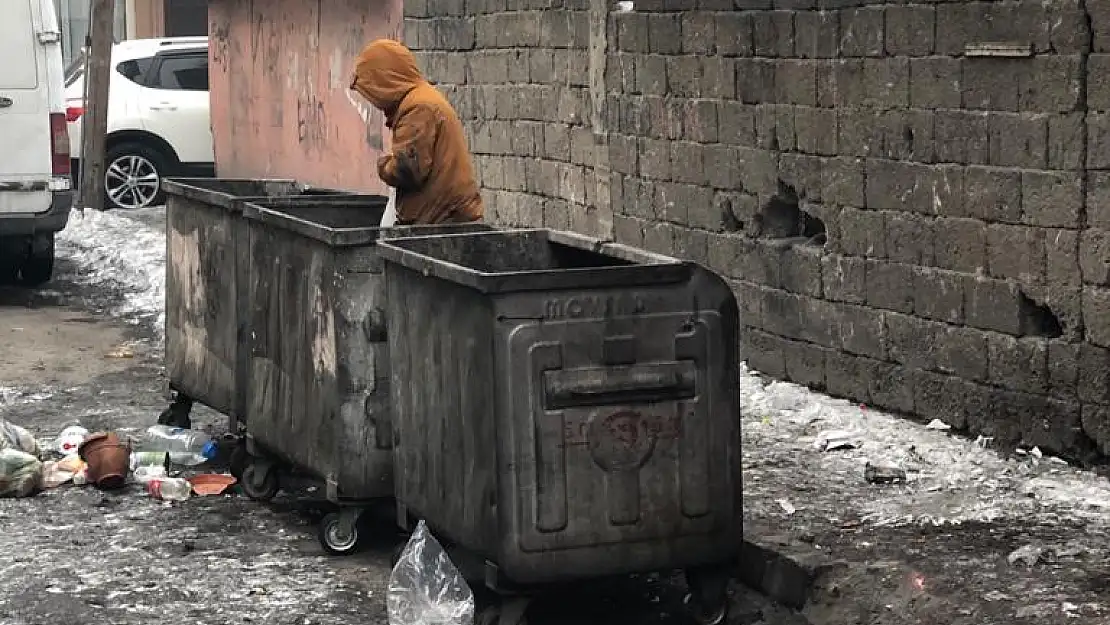 Çöpler dağılmasın diye çöp konteynerinin içine giriyor!