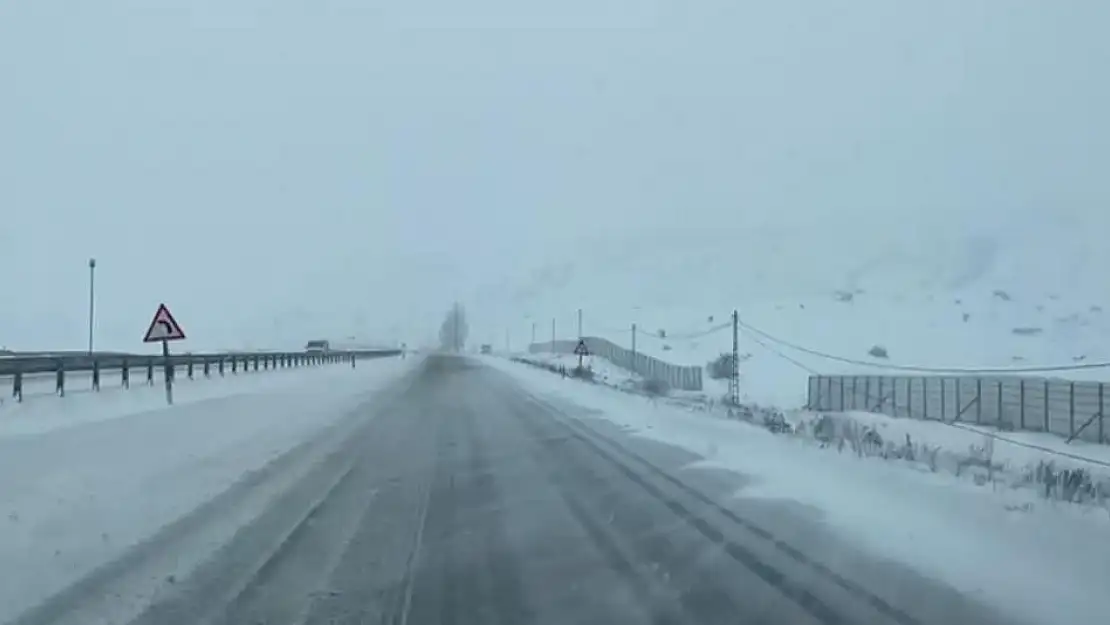 Ağrı-Erzurum karayolunda kar ve tipi nedeniyle ulaşım güçlükle sağlanıyor