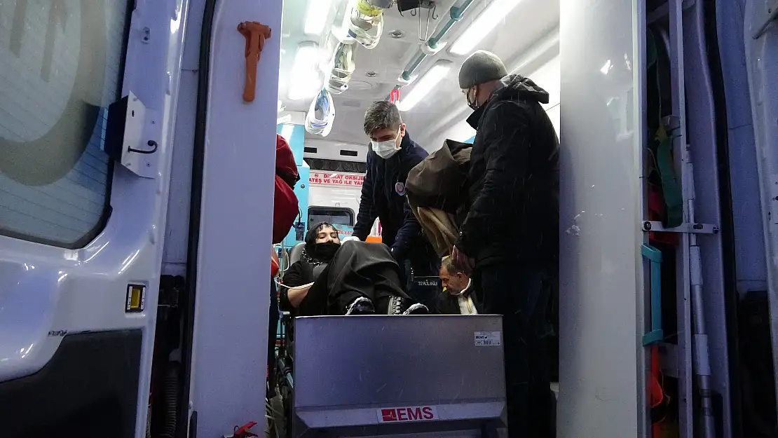 Ağrı'da kar nedeniyle köyde mahsur kalan hasta kadın paletli ambulansla kurtarıldı