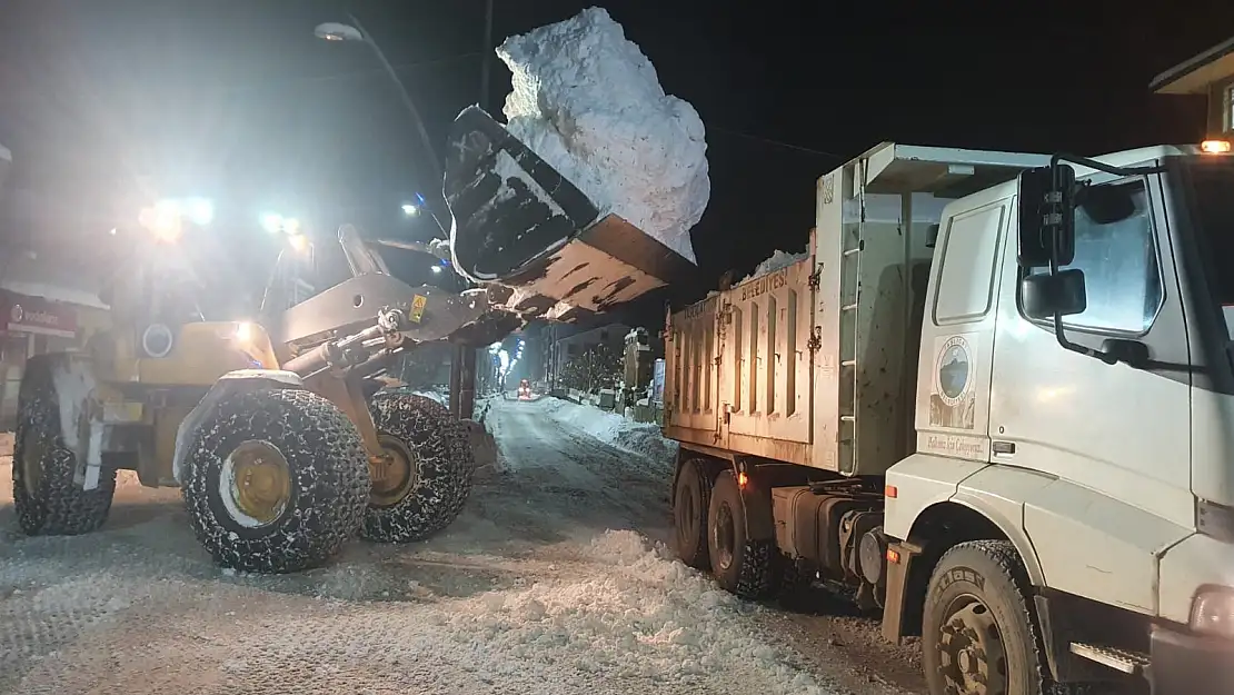 Ağrı'da kar temizleme çalışmaları gece boyu devam etti