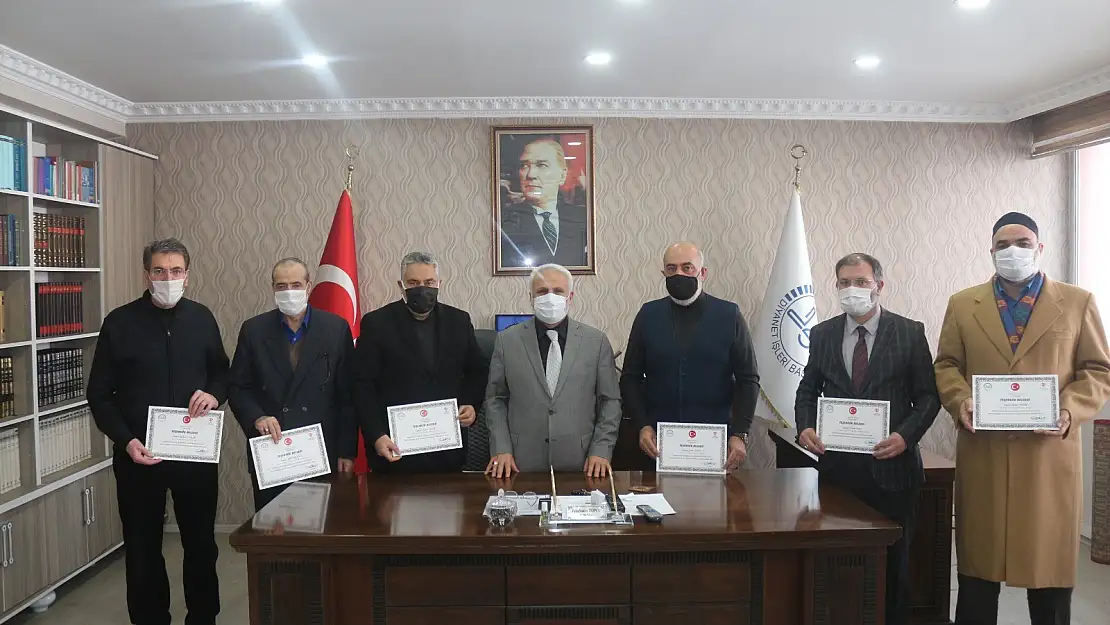Müftü Topçu, TDV Ağrı Şubesi Vakıf Üyelerine 'Teşekkür Belgesi' Verdi