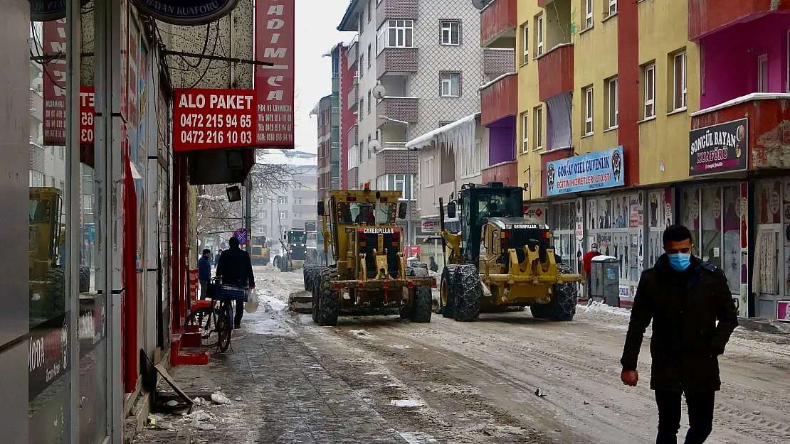 Ağrı'da kar temizleme çalışmaları sürüyor