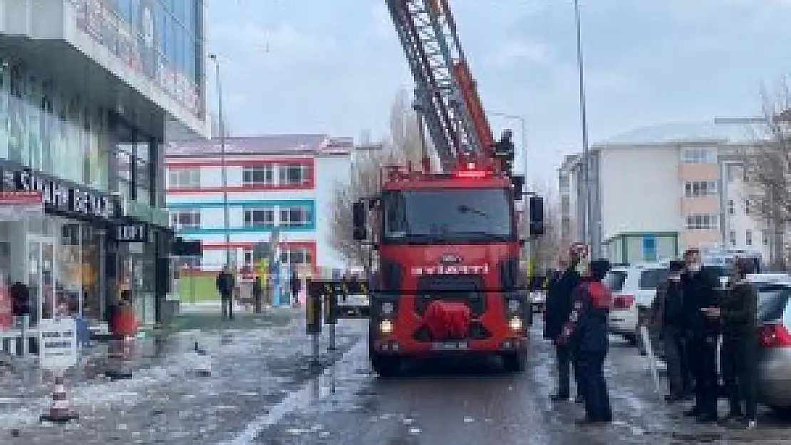 Ardahan'daki çatılarda tehlike oluşturan buz sarkıtları itfaiye ekiplerince temizlendi