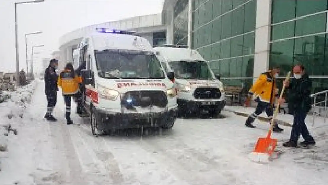Erzincan'da karda kayan yolcu otobüsü devrildi: 4 yaralı
