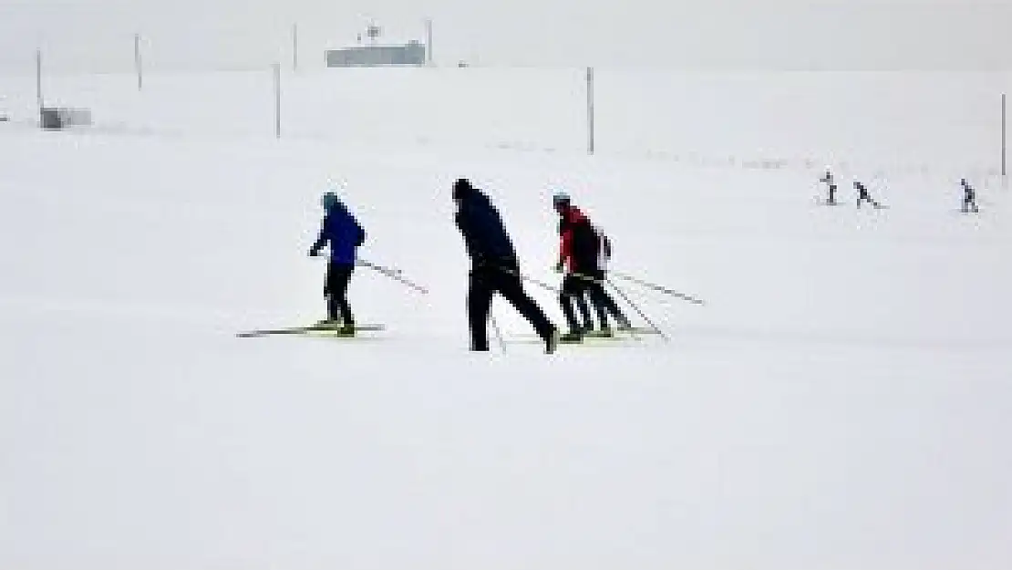 Kayaklı koşu sporcuları dondurucu soğuklarda ter dökerek yarışmalara hazırlanıyor