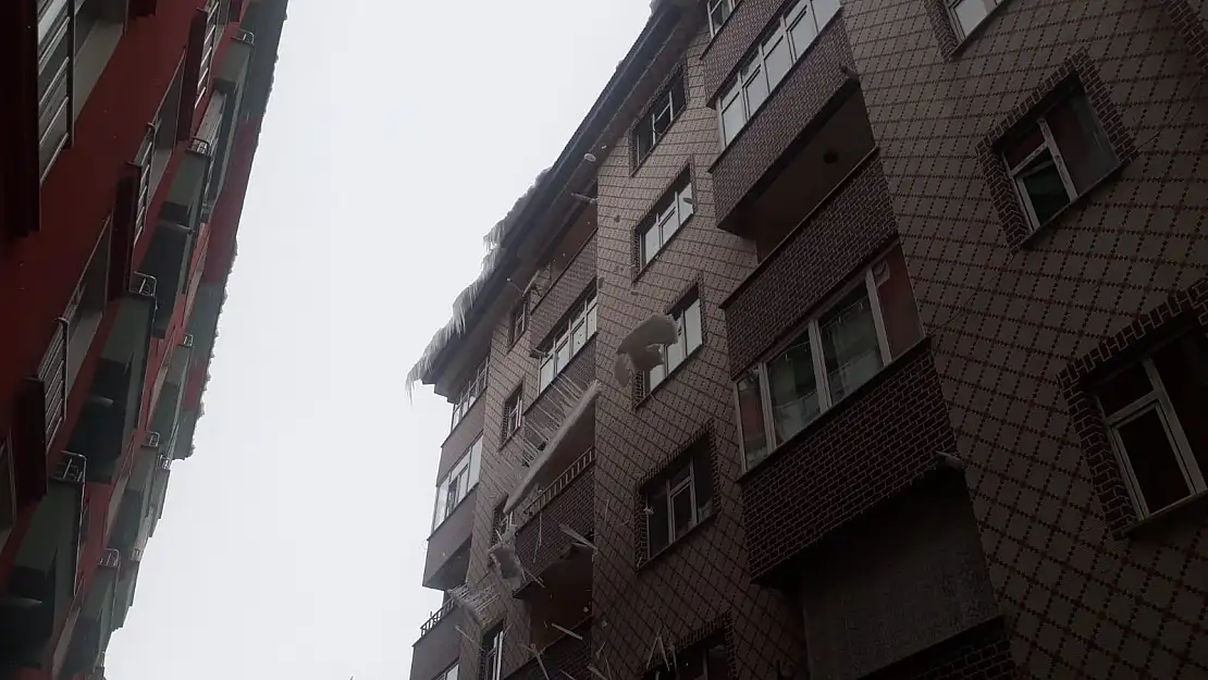 Ağrı'da çatılarda asılı kalan buz kütleleri kırılıyor