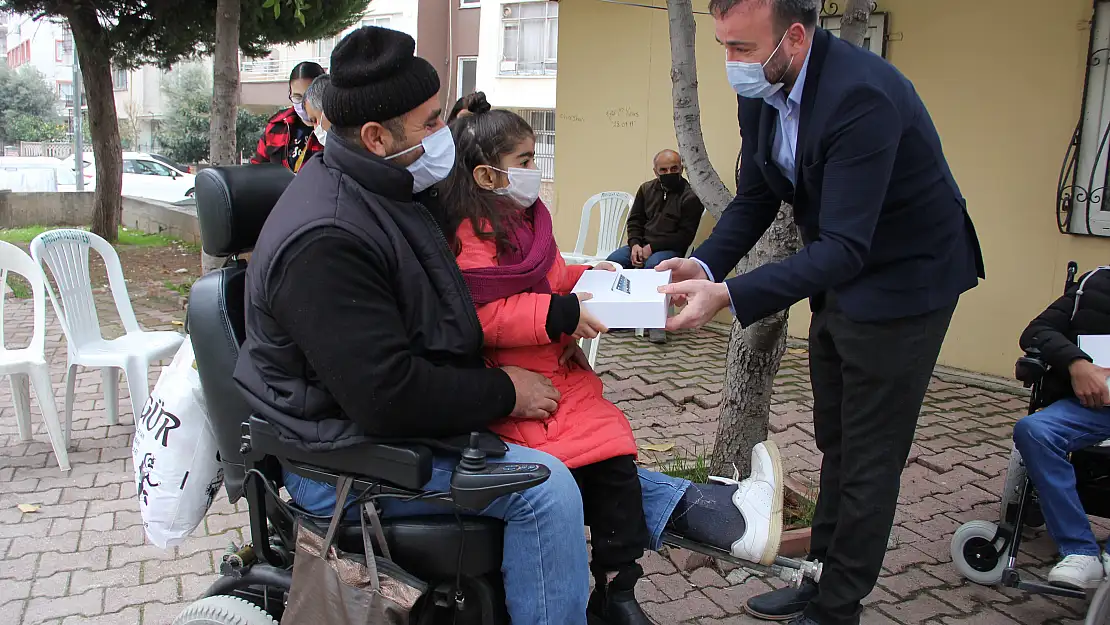Ağrılı çocuklara tablet hediye etmek için yola çıkıyorlar