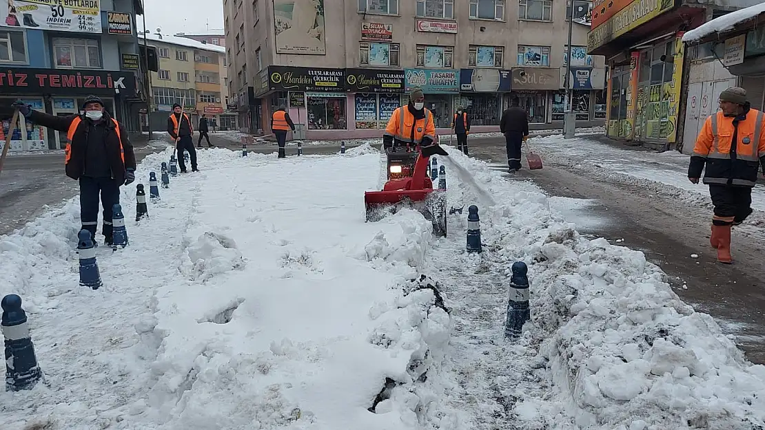 Ağrı'da cadde ve sokaklarda biriken kar birikintileri temizleniyor