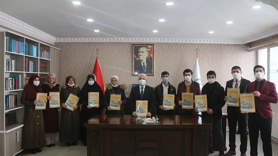 Müftü Topçu gençleri 'Geçerken' dergisi aboneliğiyle ödüllendirdi