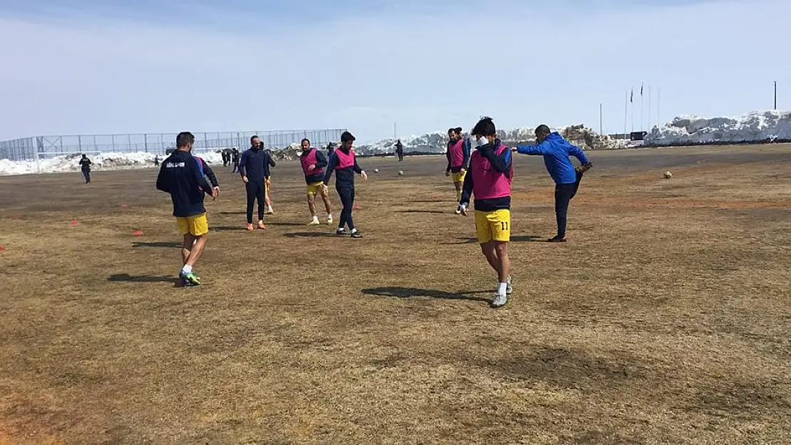 Ağrıspor Yüksekova'dan güle oynaya dönüyor