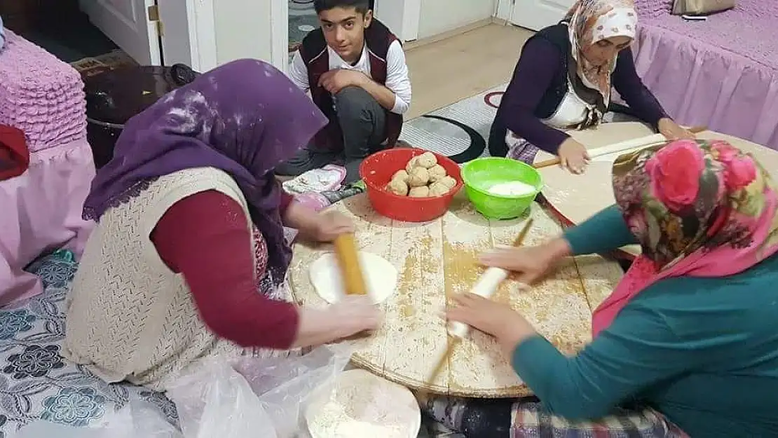 Tutak'tan Mehmetçik'e onlarca koli taze kete gönderildi