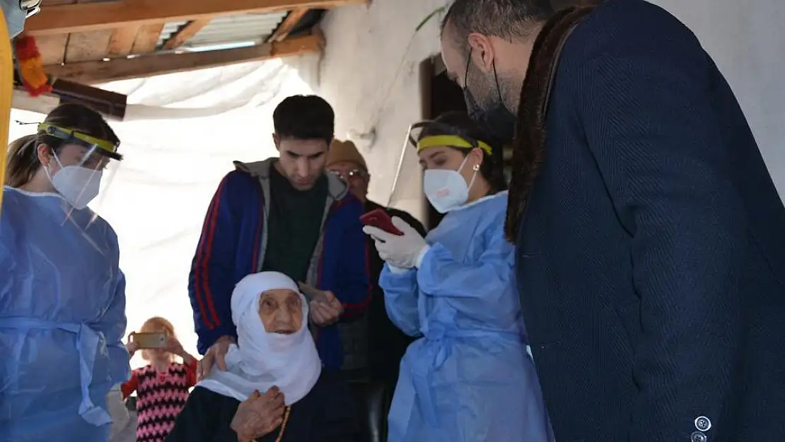 Ağrı'da 75 yaş ve üzeri vatandaşları aşılama çalışmaları devam ediyor