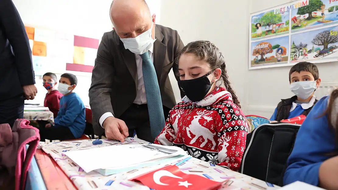 Vali Varol yüz yüze eğitimin ilk gününde öğrencilerle bir araya geldi