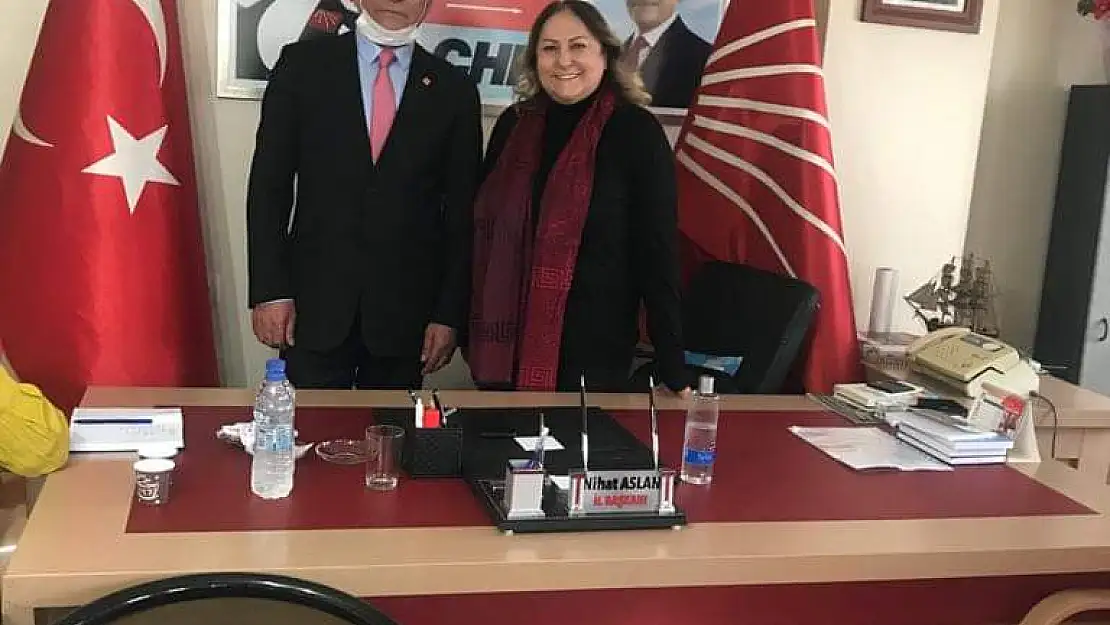 CHP Kadın Kolları Genel Başkan Yardımcısı Ayten Gülsever partisinin Ağrı il binasını ziyaret etti