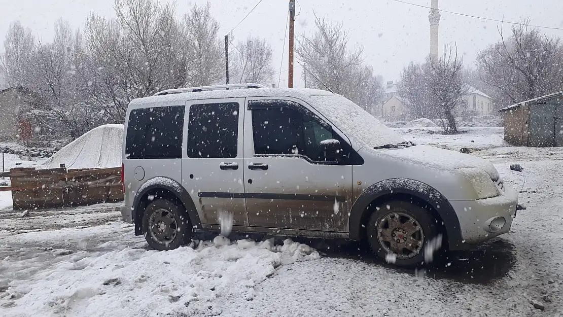 Ağrı'da yağmur yerini kar yağışına bıraktı