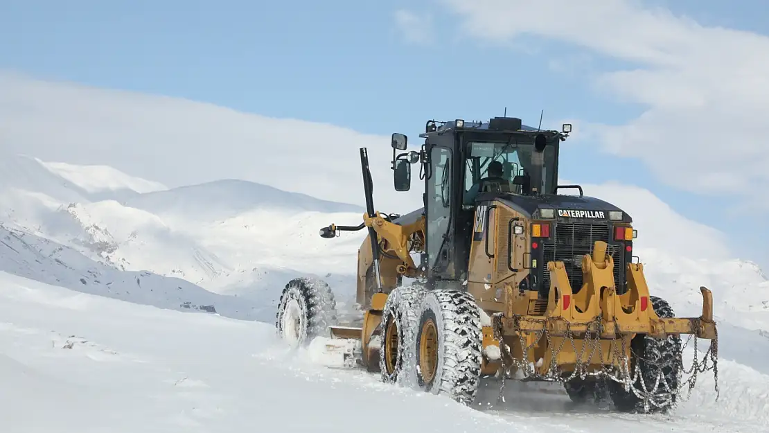 Ağrı'da ulaşıma kapanan 174 köy yolu ulaşıma tekrar açıldı