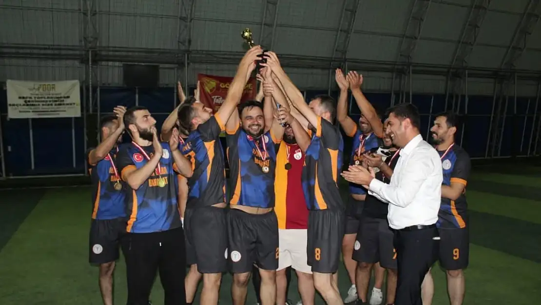 Acil Servis Takımı, Tatvan Hastanesi Futbol Turnuvası'nda şampiyon oldu
