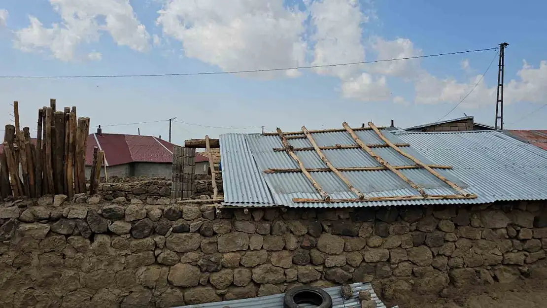 Adilcevaz'da Hortum, Çatıları Havada Uçurdu