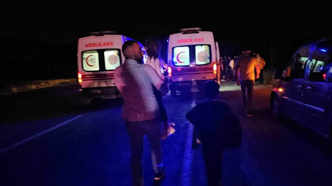 Adilcevaz'da kamyonet traktöre çarptı: 7 ağır yaralı