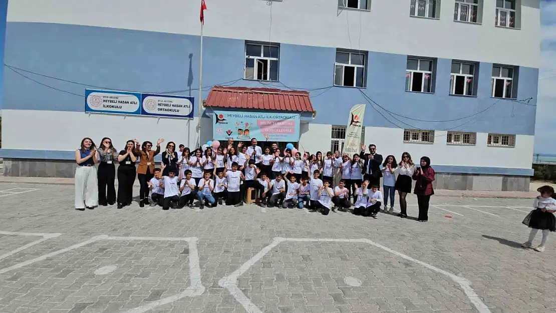 Adilcevazlı öğrenciler TÜBİTAK 4006 B etkinliğinde 20 proje ile başarı elde etti