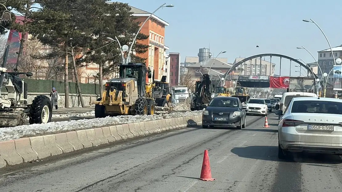 Ağrı'da Kar Temizliği Trafiği Kilitledi