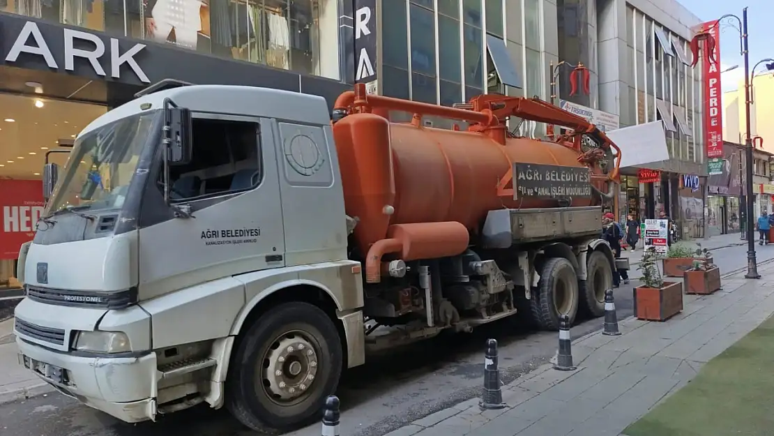 Ağrı Belediyesi, kanal ve rögar temizliğine hız verdi