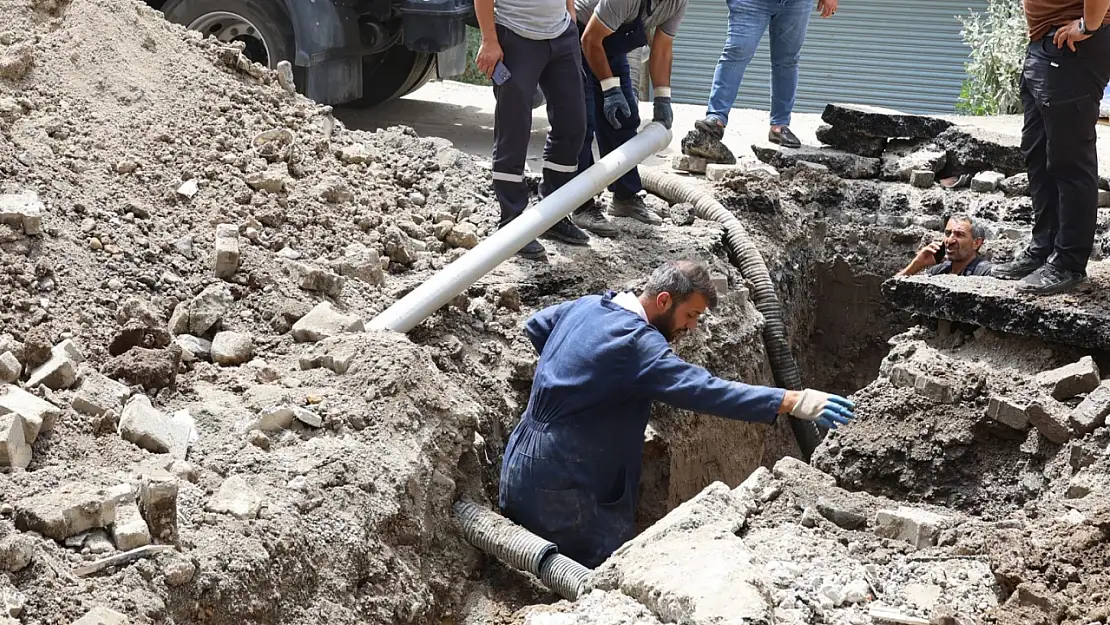 Ağrı Belediyesi'nden Gazi Mahallesi'ne 100 metrelik kanal döşeme çalışması