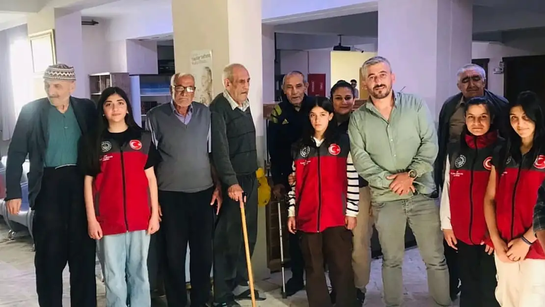 Ağrı Çocuk Hakları Komitesi'nden huzurevine bayram ziyareti