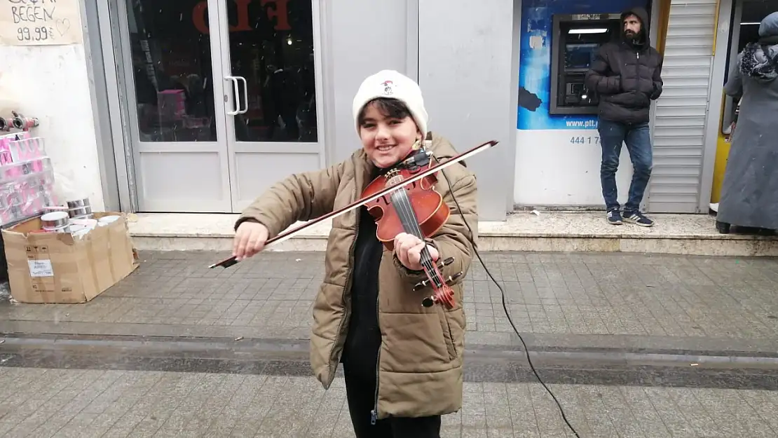 Ağrı Cumhuriyet Caddesi'nde keman sesi yankılandı