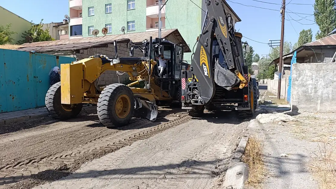 Ağrı Cumhuriyet Mahallesi'nin yolları yenileniyor
