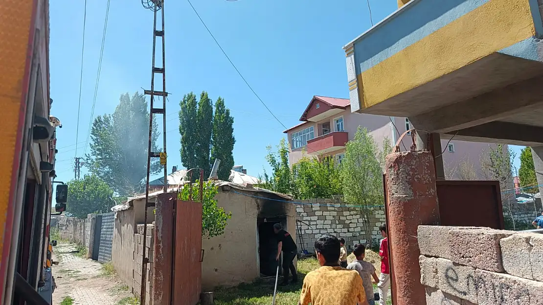 Ağrı'da çıkan yangın paniğe neden oldu
