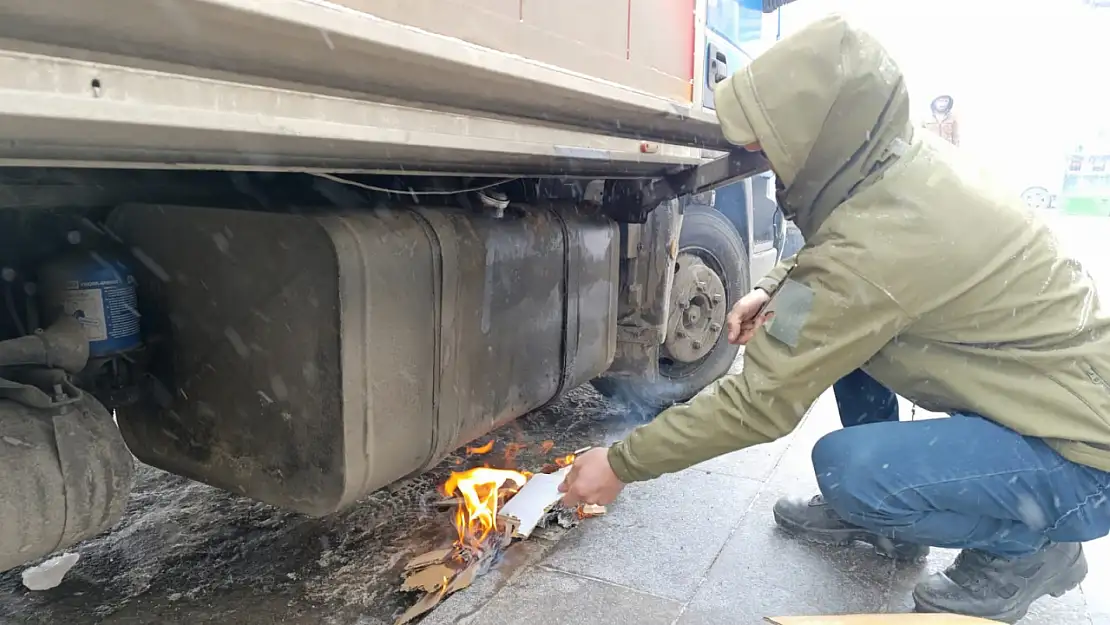 Ağrı'da aracın yakıt deposu dondu çözüm kartonla ateş yakmak oldu