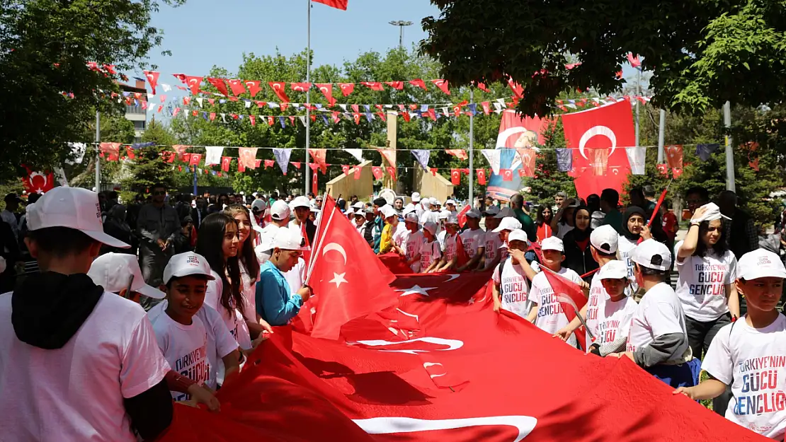 Ağrı'da bayram adımları: Gençlik yürüyüşü yoğun katılımla gerçekleşti
