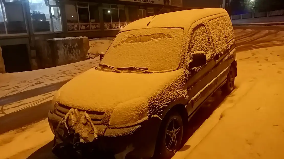 Ağrı'da beklenen kar yağışı akşamda etkisini gösterdi