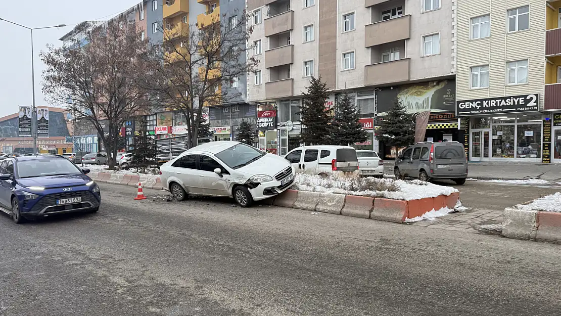 Ağrı'da bir araç refüje çıktı korku dolu anlar yaşandı