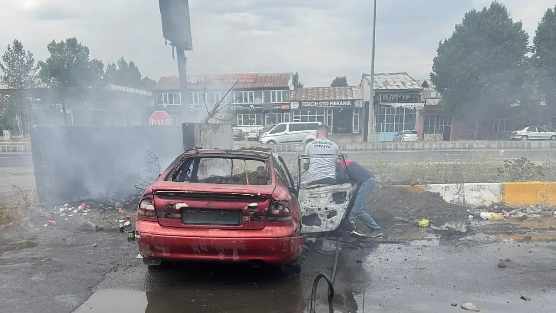 Ağrı'da bir araç yanarak hurdaya döndü