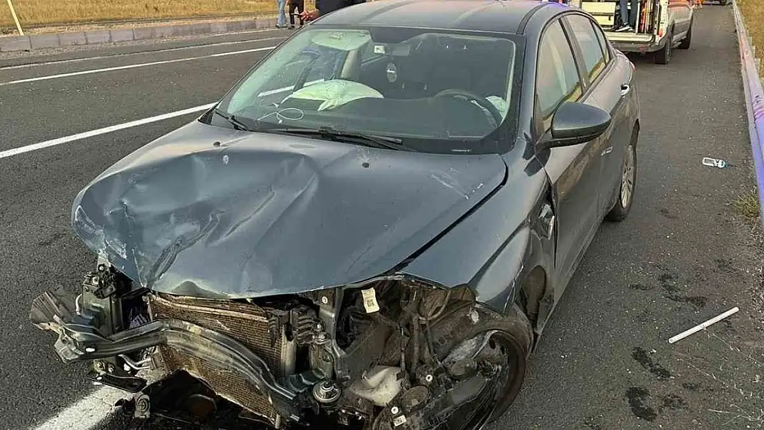 Ağrı'da bir sürücü U dönüşü yasağını hiçe saydı, kaza kaçınılmaz oldu