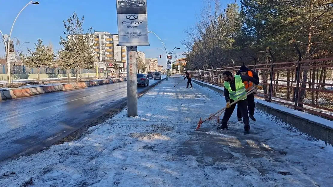 Ağrı'da buz tutan yollar temizleniyor