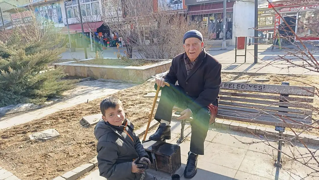 Ağrı'da çalışkan çocuklar yaşlıların gözdesi oldu