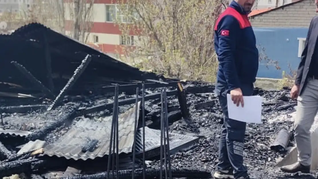 Ağrı'da çatı yangını korkuttu:Ekipler zamanında müdahale etti