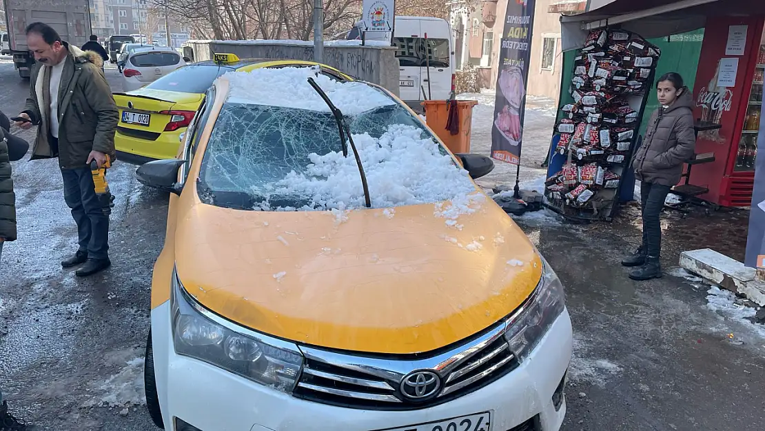 Ağrı'da çatılardan düşen kar kütlesi ticari taksinin üzerine düştü