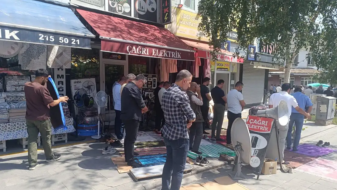 Ağrı'da cemaat cami dışına taştı, açık alanda Cuma namazı kılındı