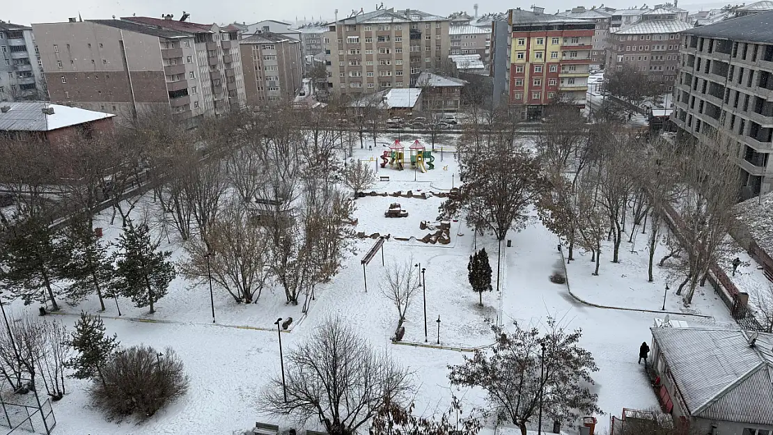 Ağrı'da cemre havaya düşer düşmez kar yağdı