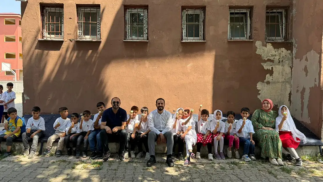 Ağrı'da çilekli dondurma şenliği büyük ilgi gördü: Minikler gönüllerince eğlendi