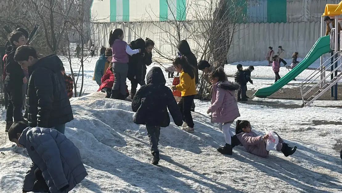 Ağrı'da çocuklar kar tümseklerinde kayarak baharın tadını çıkardı